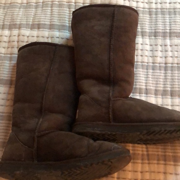 Brown Ugg boots! - Picture 2 of 3
